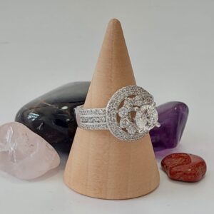 R0022 ANILLO DE RODIO CON PIEDRA Y CRISTALES