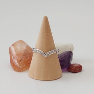 R0020 ANILLO DE RODIO CURVO CON CRISTALES