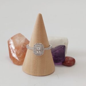 R0017 ANILLO RODIO CON PIEDRA Y CRISTALES A LOS LADOS