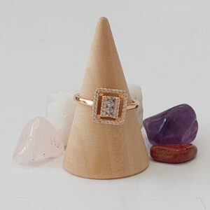 18036 ANILLO CUADRO PIEDRAS AL CENTRO Y CRISTALES 18K