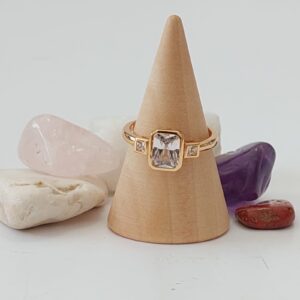 18030 ANILLO CON PIEDRA CUADRADA Y CRISTALES A LOS LADOS 18K