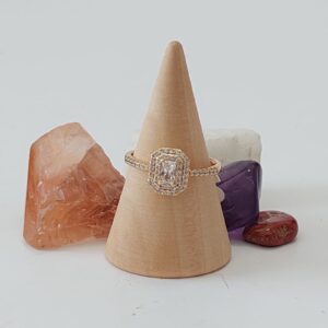 18034 ANILLO CON PIEDRA BLANCA Y CRISTALES 18K