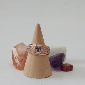 18040 ANILLO CON PIEDRA Y CRISTALES 18K