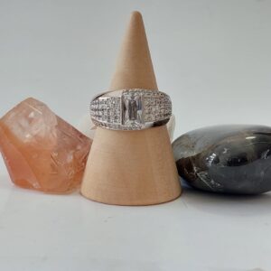 R0023 ANILLO DE RODIO CON PIEDRA Y CRISTALES