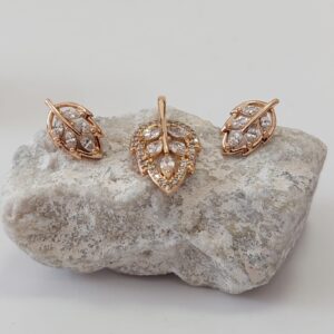 J18014 JUEGO DE ARETES Y DIJE DE HOJA CON CRISTALES 18K