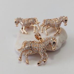 J18018 JUEGO DE ARETES Y DIJE DE CABALLOS CON CRISTALES 18K