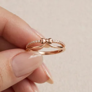 18021 ANILLO CON MOÑO Y LINEA DE CRISTALES 18K