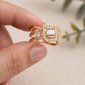 18026 ANILLO CON CUADRO Y PIEDRAS BLANCAS 18K