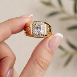 18028 ANILLO CON PIEDRA CUADRADA Y CRISTALES 18K