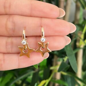 A18523 ARETE SEMI OVALADO CON ESTRELLA LISA COLGANTE 18K