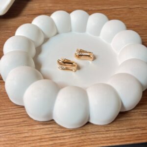 A18536 ARETE SEMI ONDEADO CON ZIRCONIAS 18K