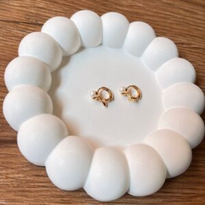 A18529 ARETE FLOR PERLA 18K