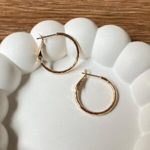 A18552 ARRACADA DELGADA TIPO CON HONDAS 18K