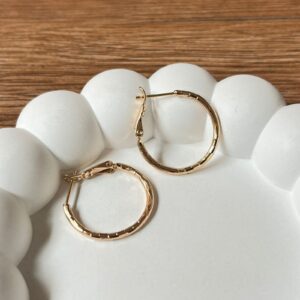 A18554 ARRACADA DELAGADA CHICA CON DISEÑO 18K