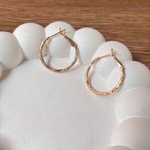 A18549 ARRACADA TIPO TROQUELADA CON LINEAS 18K