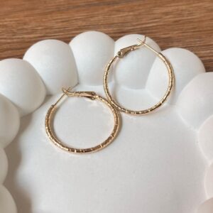 A18559 ARRACADA CON DISEÑO TROQUELADO 30MM 18K