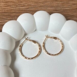 A18550 ARRACADA CHICA TORCIDA RAYADA 18K