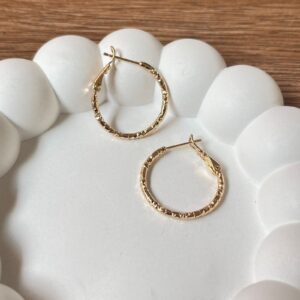 A18553 ARRACADA CON TEXTURA DE 25MM