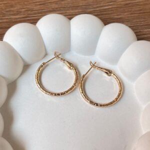 A18548 ARRACADA TIPO DISEÑO TROQUELADO 18K