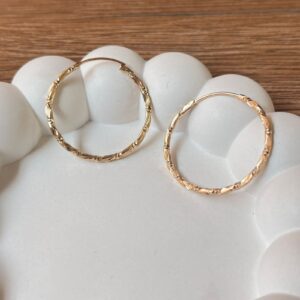 A18569 ARRACADA MEDIA TORCIDA CON DISEÑO RAYADO 18K