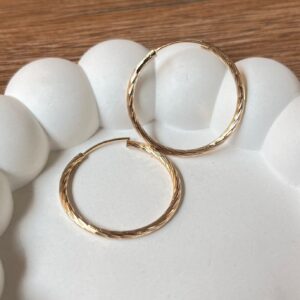 A18555 ARRACADA TORCIDA DELGADA CON DISEÑO 18K