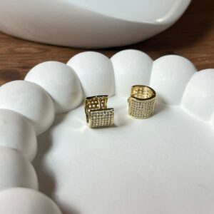 A140028 ARRACADA CHICA SEMI GRUESA CON BRILLOS 14K