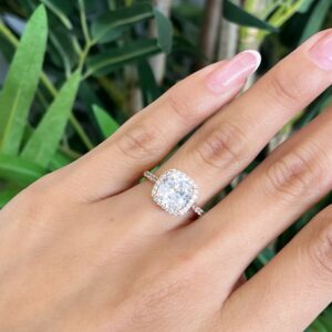 18056 ANILLO CON PIEDRA CUADRADA CRISTALES AL REDEDOR 18K