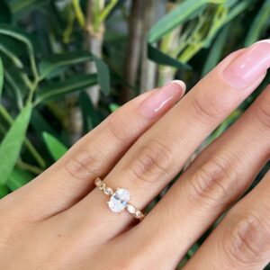 18051 ANILLO CON CRISTAL OBALADO 18K