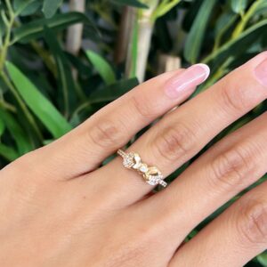 18050 ANILLO CON MOÑO Y BRILLOS 18K