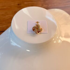 D18013 DIJE DE NUDO CON UN DISEÑO 18K