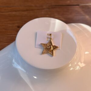 D18014 DIJE DE ESTRELLA CON LUNA Y SOL AL CENTRO 18K