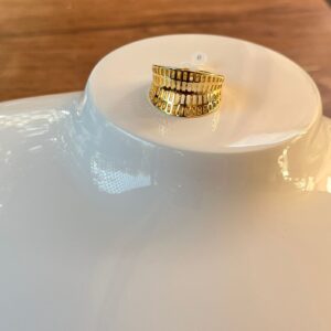 14012 ANILLO GRUESO CON ABERTURAS 14K