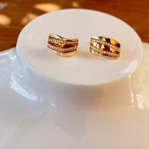 A18602 ARETE CON LINEAS DE PIEDRAS 18K