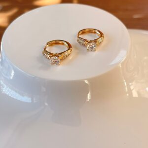 A18605 ARETE CON PIEDRA ENMEDIO 18K