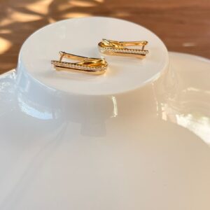 A18611 ARETE CON LINEA DE PIEDRAS 18K