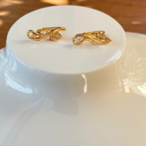 A18612 ARETE LARGO CURVO CON CRISTALES 18K