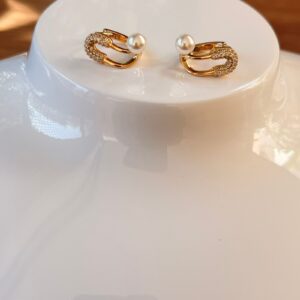 A18590 ARETE ESTILO SEGURO CON PERLA 18K