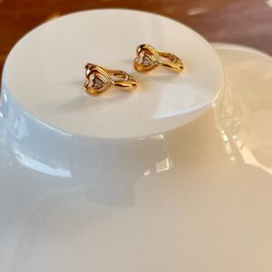 A18639 ARETE DE CORAZON CON PIEDRA ENMEDIO 18K