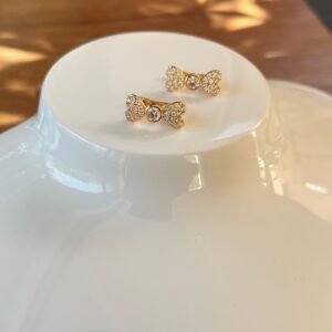 A18633 ARETE DE CORAZONES CON PIEDRAS 18K