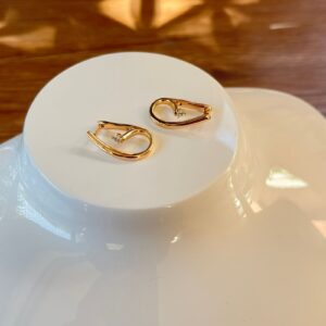 A18623 ARETE CURVO CON PIEDRA 18K