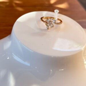 18061 ANILLO DE FLOR CON PIEDRAS 18K