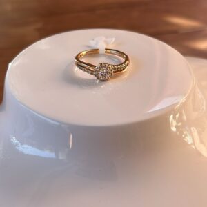 18060 ANILLO CON PIEDRA Y CRISTALES 18K