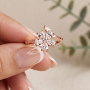 18061 ANILLO DE FLOR CON PIEDRAS 18K