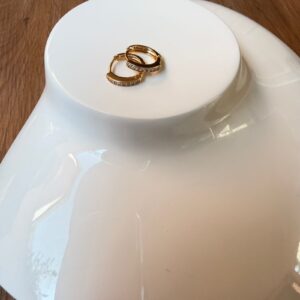 A18667 ARRACADA CHICA CON LINEA DE CRISTALES 18K