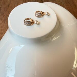 A18654 ARETE OVALADO CON BRILLOS Y PERLA COLGANTE 18K.