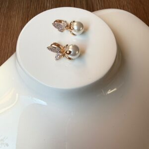 A18684 ARETE CON MARIPOSA BRILLANTE Y PERLA COLGANTE 18K