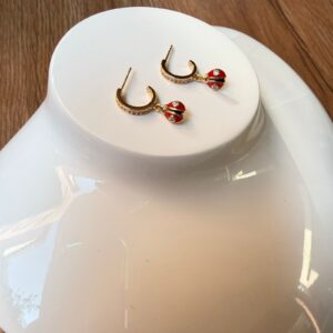 A18672 ARETE CON CRISTALES Y COLGANTE CATARINA 18K