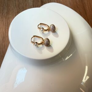 A18698 ARETE CON PERLA Y COLGANTE CON BRILLOS 18K