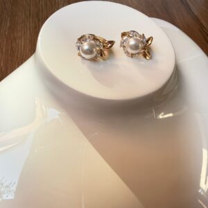 A18693 ARETE TIPO FLOR CON PERLA AL CENTRO Y HOJAS 18K