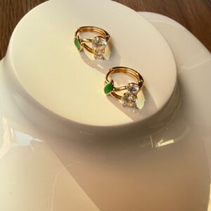 A18651 ARETE CON 2 PIEDRAS BLANCAS Y HOJITA VERDE 18K